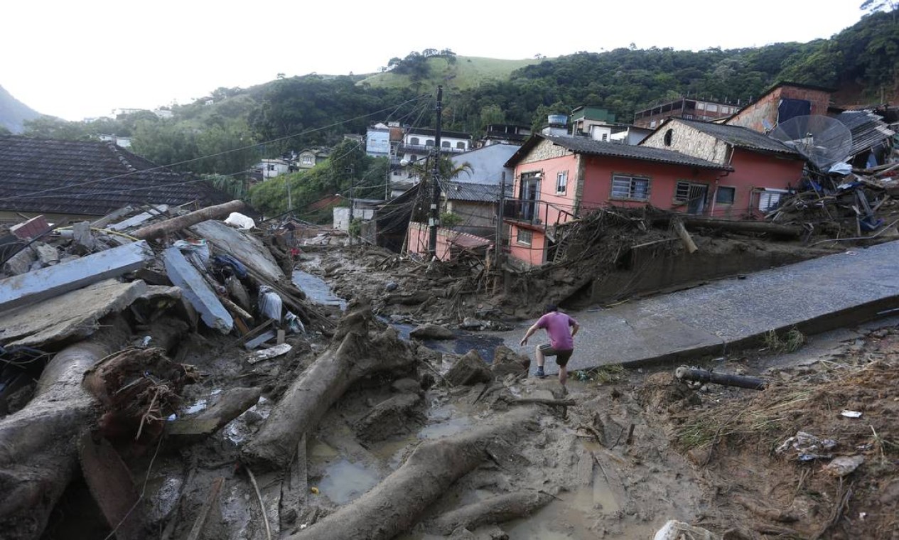 Deslizamento na Vila Felipe, no Alto da Serra, causou destruição de inúmeros imóveis no caminho do fluxo de lama Foto: Fabiano Rocha / Agência O Globo
