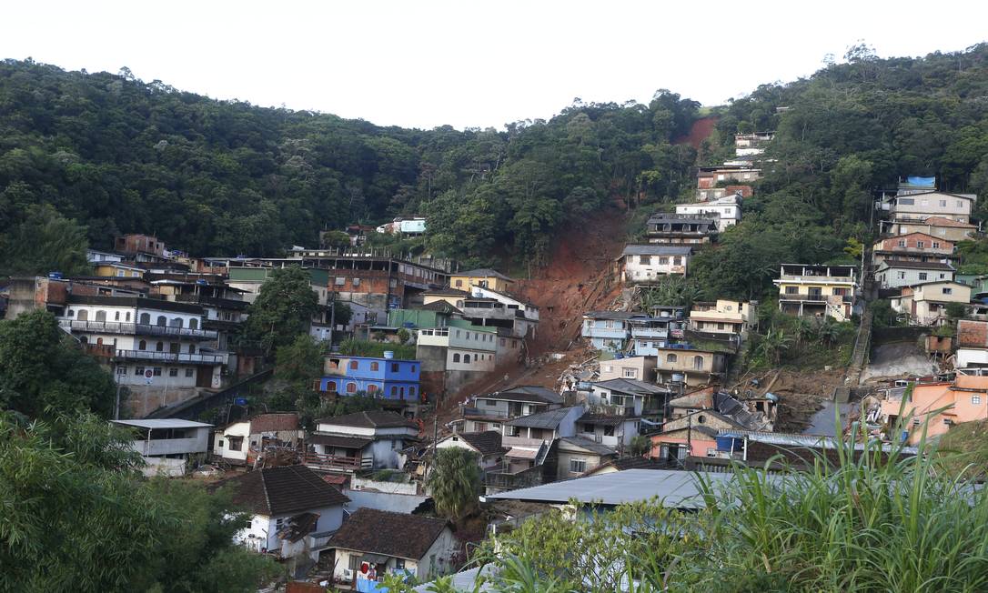 Deslizamentos de terra causados pela chuva abriu clareiras nas encostas, levando tudo que havia pelo caminho Foto: Fabiano Rocha / Agência O Globo