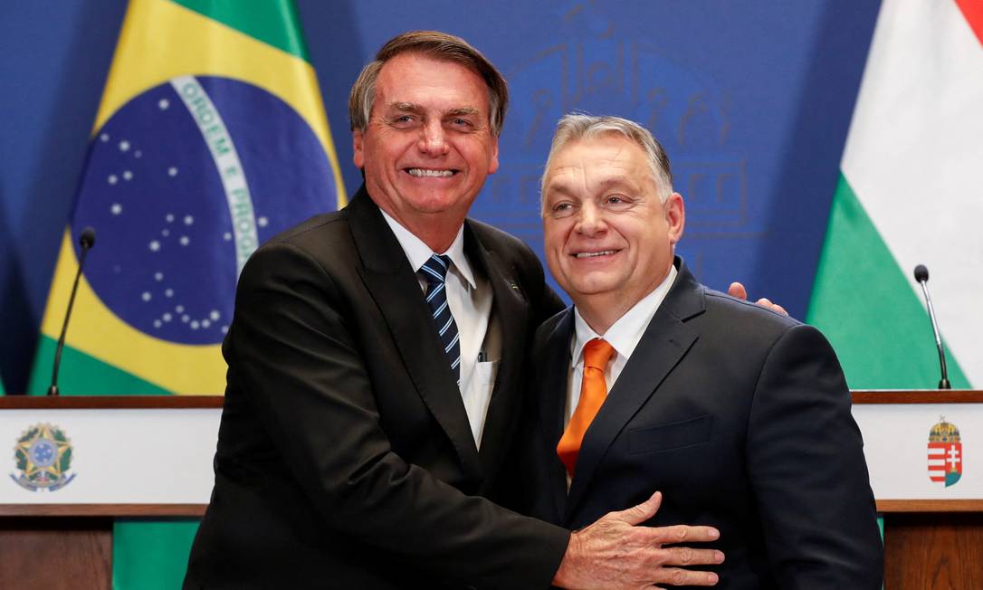 Bolsonaro com o premier Orbán em Budapeste; brasileiro disse que ambos defendem 'Deus, pátria, família e liberdade' Foto: BERNADETT SZABO / REUTERS