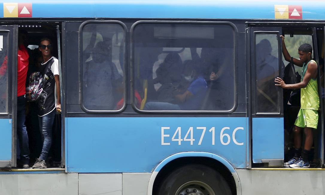 Sucateamento: veículos sem ar-condicionado são vistos diariamente circulando de portas abertas constantemente Foto: Fabiano Rocha / Agência O Globo