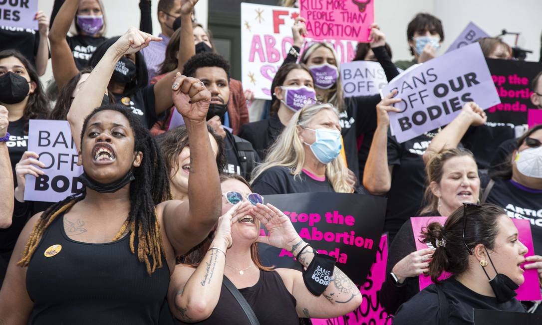 Mulheres protestam do lado de fora da Câmara local, na Flórida, contra projeto de lei para limitar direito ao aborto Foto: MARK WALLHEISER / AFP