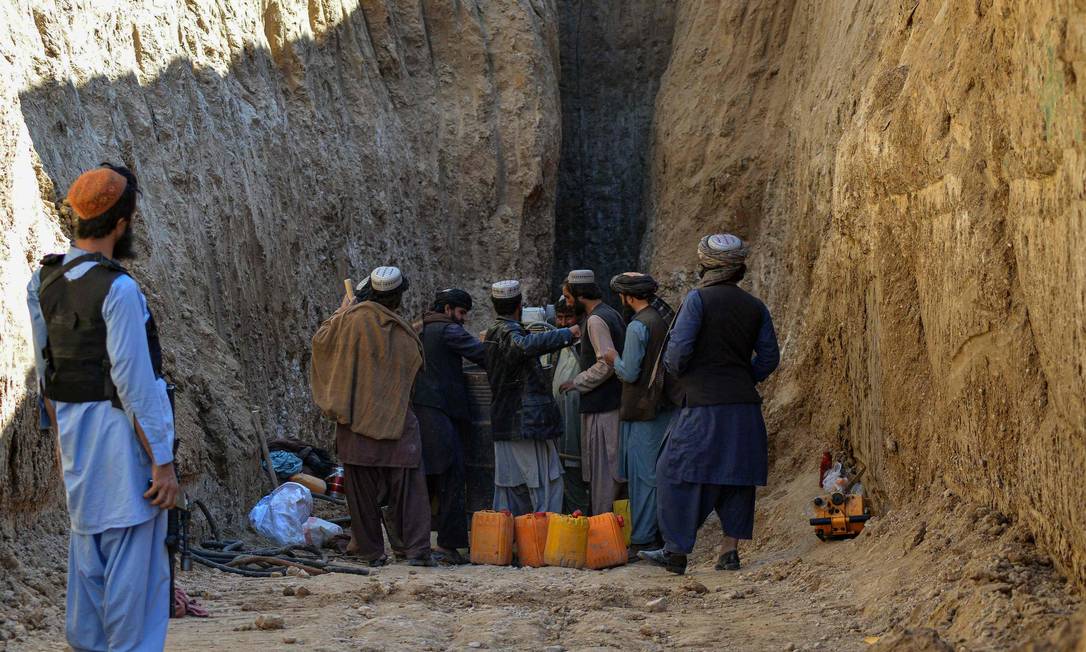 Equipe de resgate trabalha para retirar criança de nove anos de buraco no Afeganistão Foto: JAVED TANVEER / AFP