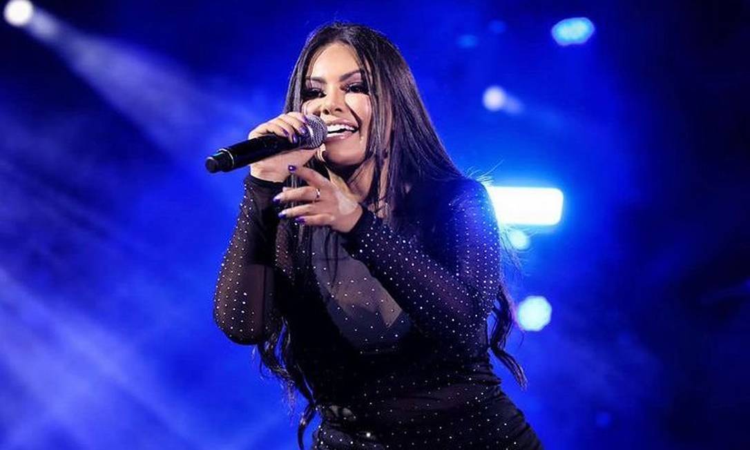 A cantora participou de gravações de sucesso da banda Calcinha Preta, como "Louca por ti", "Ainda te amo", "Baby doll" e "Liga pra mim". Foto: Reprodução Instagram