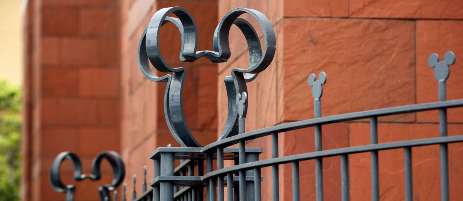 Logo do Mickey na grade de propriedade da Disney na Califórnia Foto: Patrick T. Fallon / Bloomberg/9-5-2016