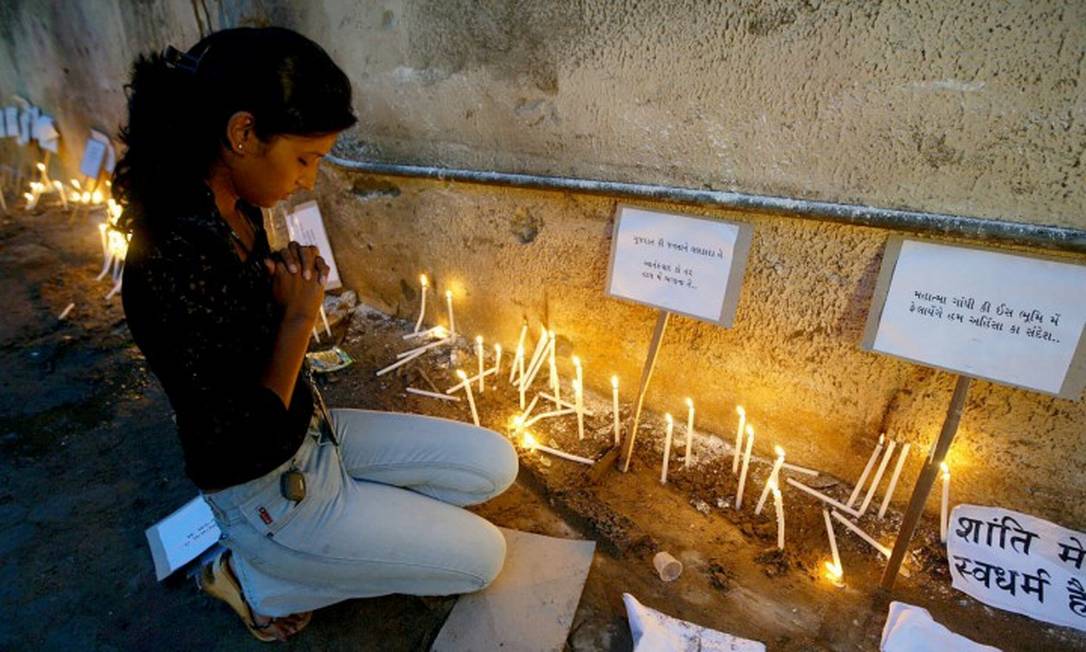 Ao todo, 38 pessoas foram codnenadas à morte por atentados que ocorreram na Índia em 2008. Na foto de arquivo, mulher reza por vítimas de bombardeio em hospital Foto: SAM PANTHAKY / AFP