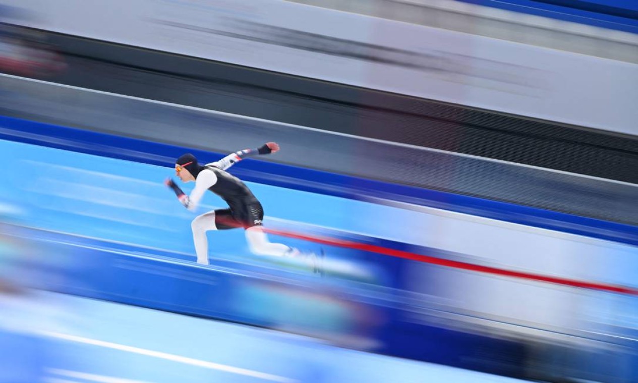 O norte-americano Jordan Stolz compete na prova masculina de patinação de velocidade 1000m durante os Jogos Olímpicos de Inverno de Pequim 2022, no Oval Nacional de Patinação de Velocidade Foto: SEBASTIEN BOZON / AFP