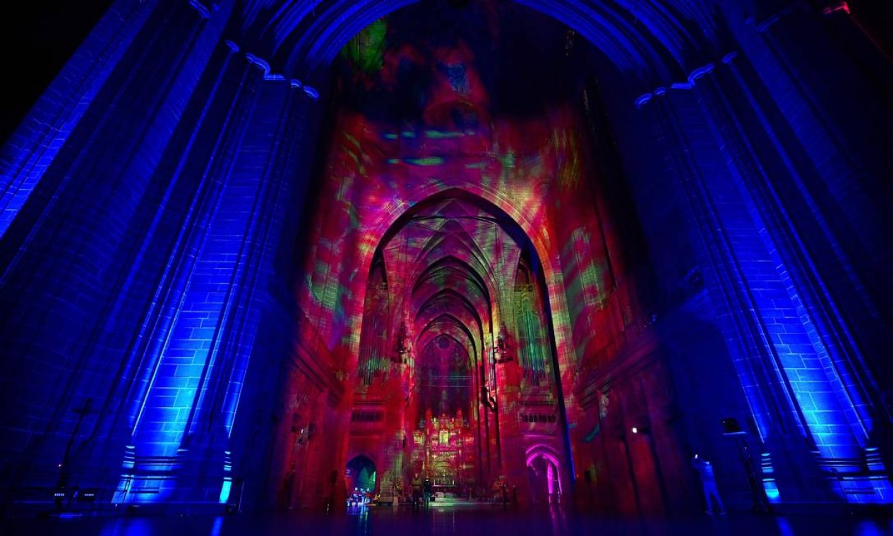 Luzes e exibições de som compõem a instalação de arte intitulada 'Space, The Universe and Everything', uma colaboração artística de Luxmuralis, na Catedral de Liverpool, Liverpool, noroeste da Inglaterra Foto: PAUL ELLIS / AFP