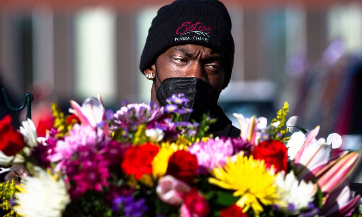 Funcionário da capela carrega flores após o funeral de Amir Locke, no Shiloh Temple International Ministries, em Minneapolis. Amir Locke, um jovem negro de 22 anos, foi morto pela polícia Foto: KEREM YUCEL / AFP