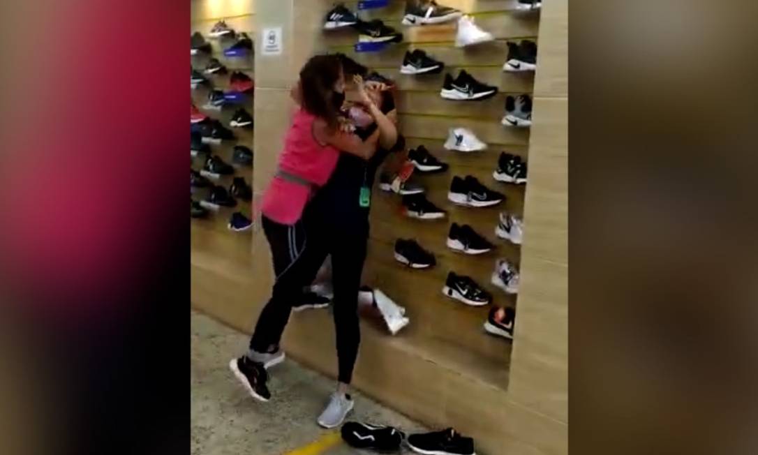 As duas mulheres brigando na loja de sapatos Foto: Reprodução