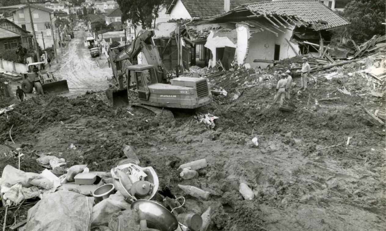 Retroescavareira é usada para retirar escombros da Rua Casemiro de Abreu, atingida por desmoronamento Foto: Hipólito Pereira / Agência O Globo - 10/02/1988