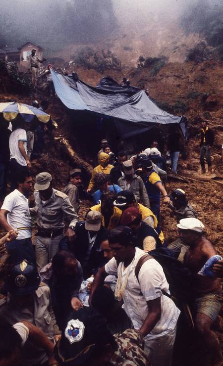 Registro do resgate de Maria Ismênia Aleixo, sobrevivente da tragédia de 1988 Foto: Eurico Dantas / Agência O Globo - 07/02/1988