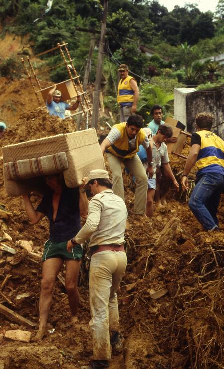 Moradores tentam salvar objetos pessoais do mar de lama Foto: José Doval / Agência O Globo - 07/02/1988