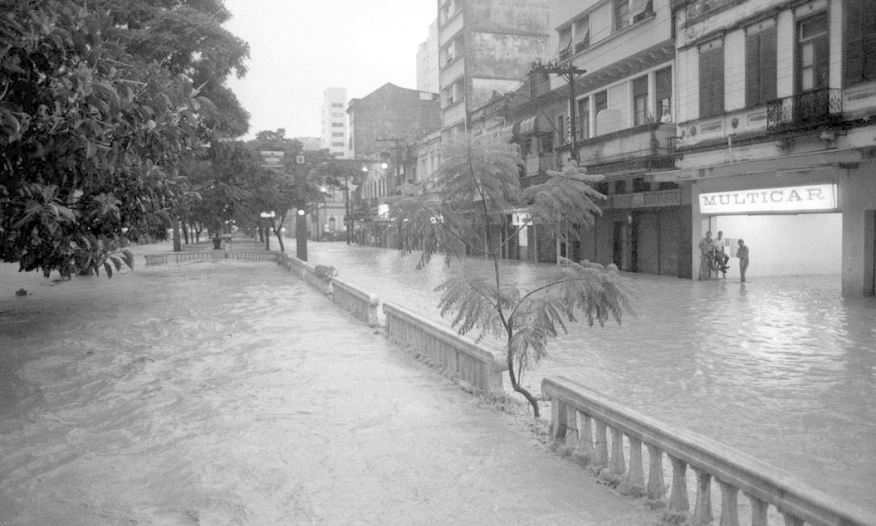 Rua do Imperador alagada em fevereiro de 1988 Foto: Hipólito Pereira / Agência O Globo - 11/02/1988