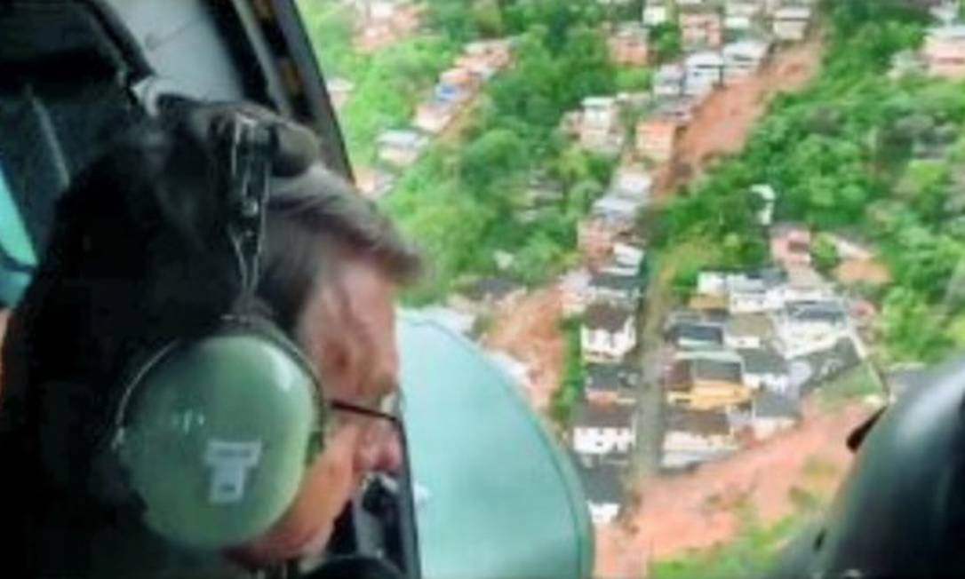 Presidente Jair Bolsonaro sobrevoa Petrópolis Foto: Reprodução