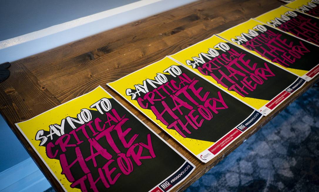 Placas com os dizeres ‘Diga não à teoria crítica do ódio’ são usadas durante um comício em Leesburg, Virgínia, em novembro do ano passado
Foto: PETE MAROVICH / NYT