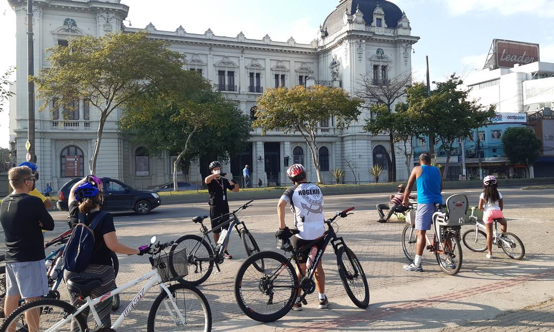
Grupo do Fika Bike & Café na Praça Araribóia durante uma pedalada guiada no Centro
Foto:
Divulgação
/
Fika Bike & Café
