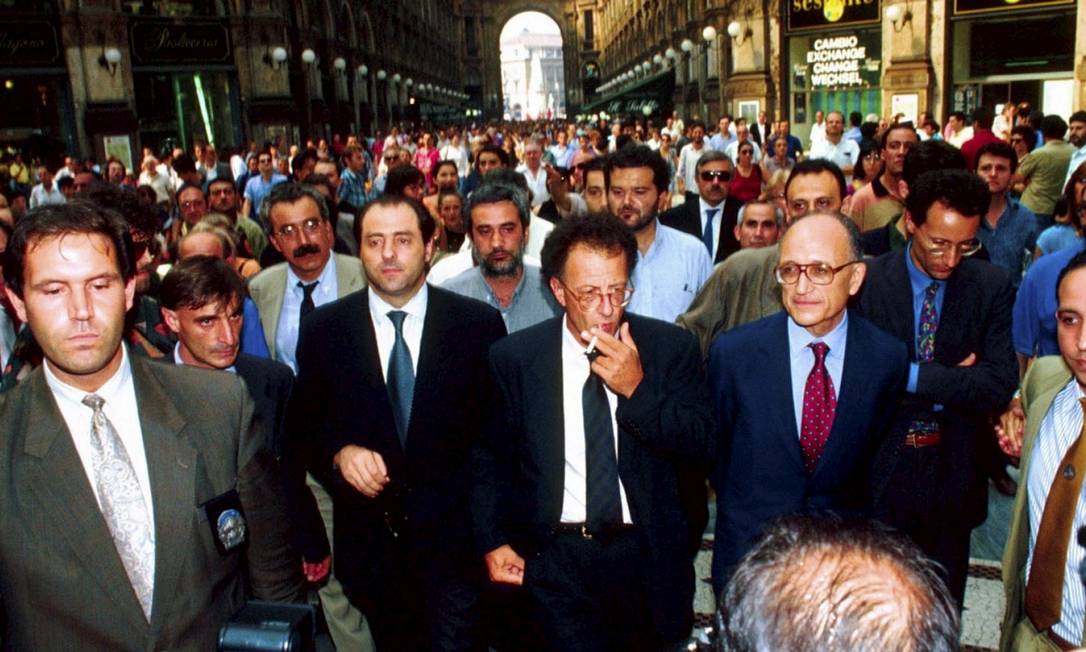 Em 1992, os juízes Antonio Di Pietro e Gherardo Colombo (ambos de terno preto, ao centro), são acompanhados por multidão em Milão. Hoje, italianos veem viés político na Justiça Foto: Agência O Globo / Arquivo