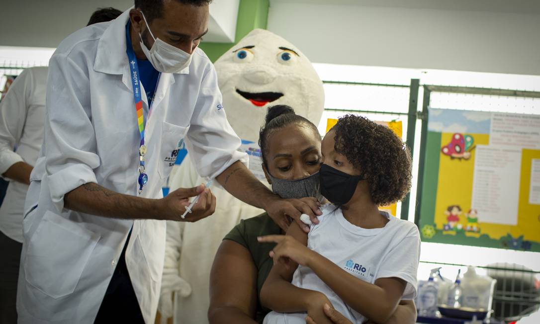 Rio de Janeiro vacina crianças contra Covid-19 em escolas do município Foto: Márcia Foletto / Agência O Globo/14-02-2022