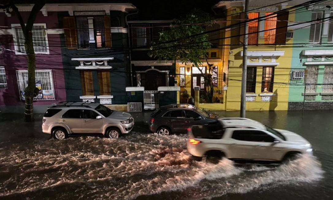 Rua Visconde de Caravelas, em Botafogo, ficou alagada durante chuva Foto: Amanda Rayol / Agência O Globo