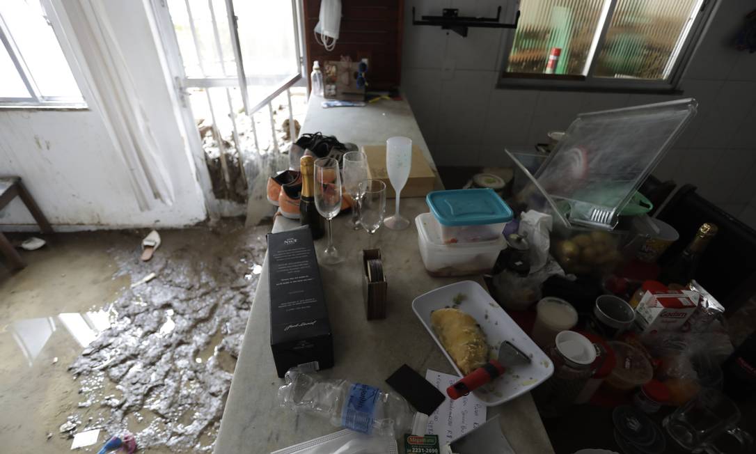 Alimentos e bebidas ainda intactos três dias depois de a casa ter sido invadida por uma enxurrada
Foto: Gabriel de Paiva / Agência O Globo