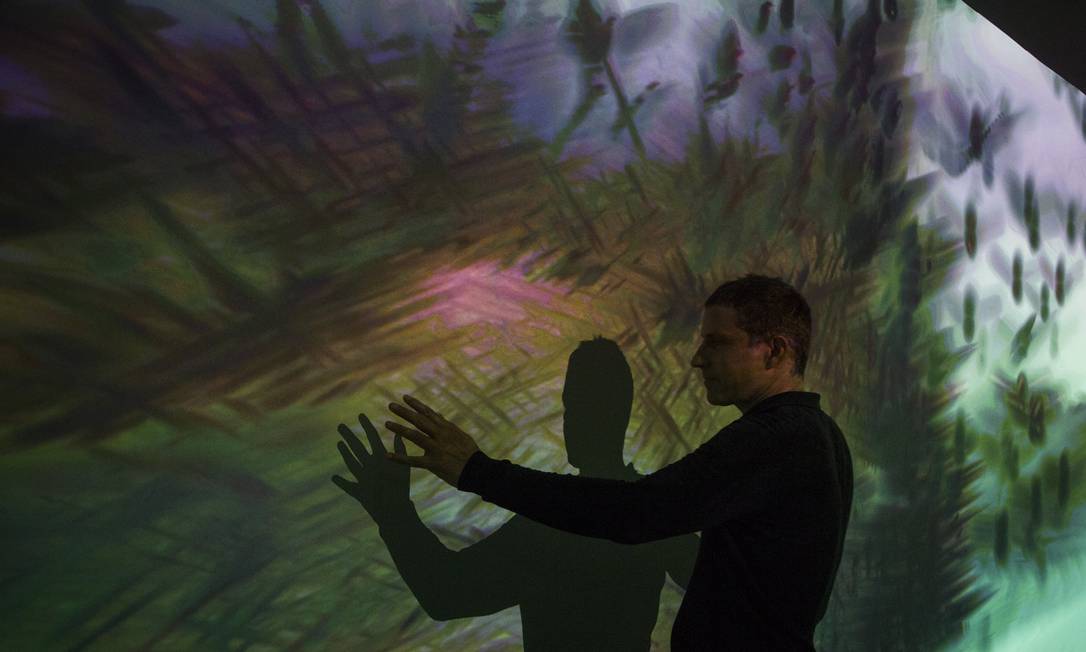 O artista francês Maotik e a instalação interativa 'Bloom', no Oi Futuro Foto: Guito Moreto / Agência O Globo
