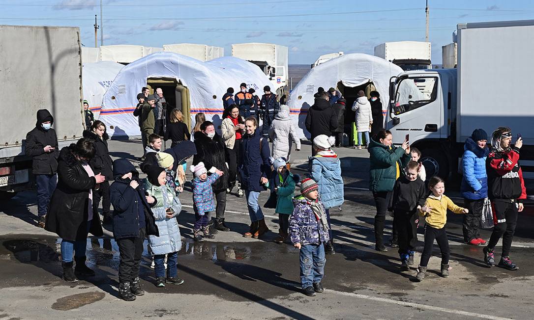 Pessoas retiradas de regiões controladas por separatistas no leste da Ucrânia, perto do posto de fronteira Matveyev Kurgan na região de Rostov, Rússia Foto: SERGEY PIVOVAROV / REUTERS