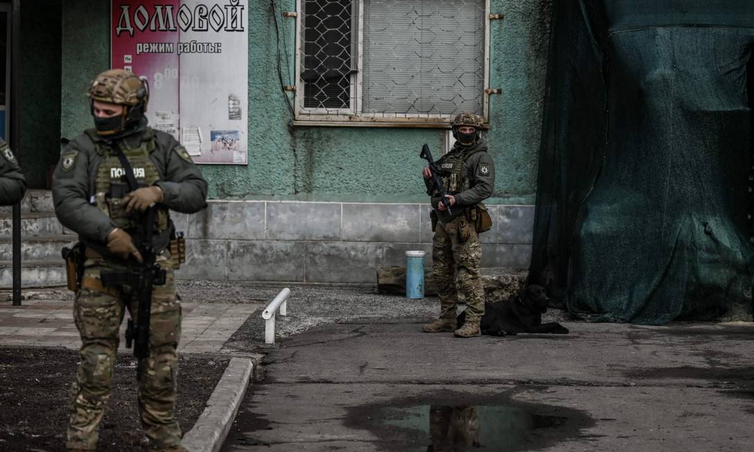 Soldados da Ucrânia patrulham cidade de Novoluhanske, no Leste do país Foto: ARIS MESSINIS / AFP