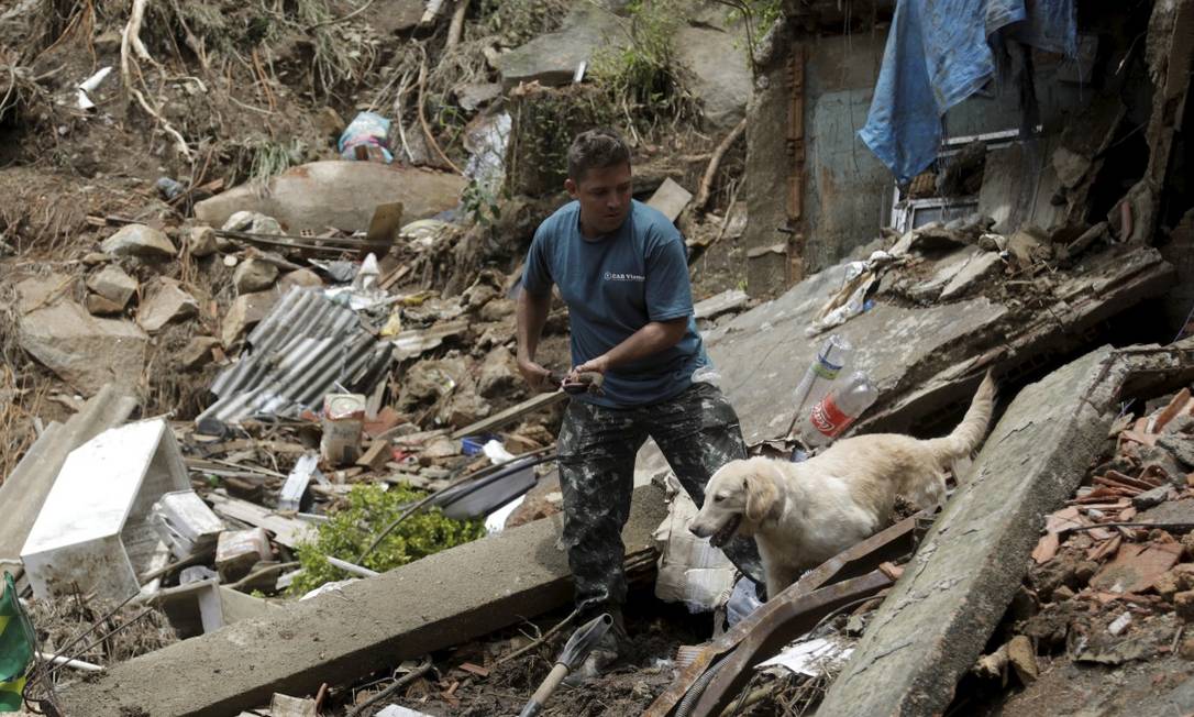 Cães farejadores, como a cadela Toya, integram equipes de busca para encontrar desaparecidos em Petrópolis Foto: Gabriel de Paiva / Agência O Globo