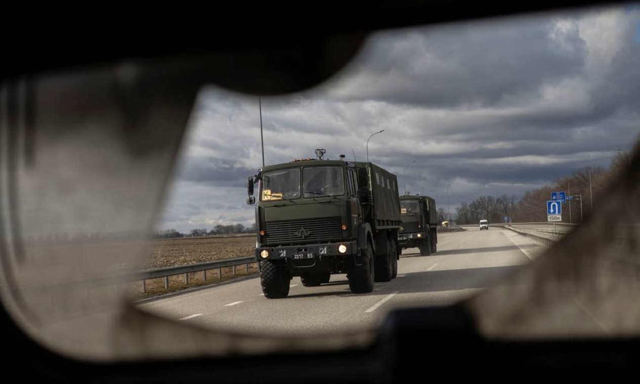 Caminhão militar percorre uma rodovia a leste de Kiev, na Ucrânia Foto: CARLOS BARRIA / REUTERS