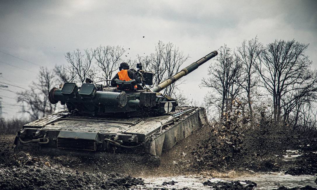 Militares ucranianos realizam exercícios em região desconhecida da Ucrânia Foto: STR / AFP