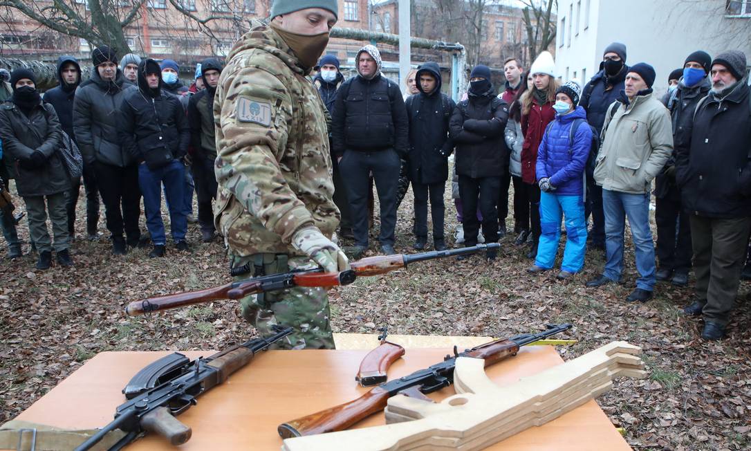 Civis estão passando por treinamento militar para proteger território ucraniano, em Kharkiv Foto: VYACHESLAV MADIYEVSKYY / REUTERS
