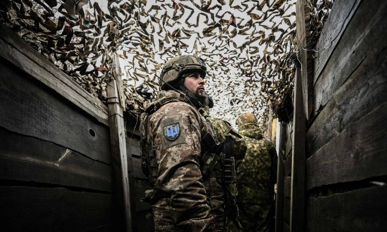Tropas ucranianas patrulham a linha de frente fora da cidade de Novoluhanske, leste da Ucrânia Foto: ARIS MESSINIS / AFP