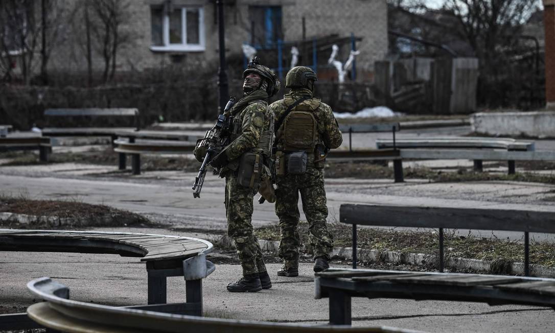 Tropas ucranianas patrulham a cidade de Novoluhanske, leste da Ucrânia Foto: ARIS MESSINIS / AFP
