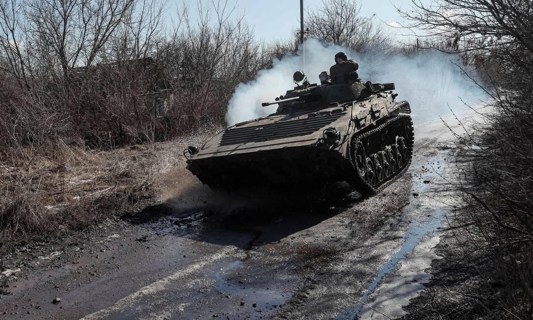 Tanque da tropa ucraniana trafega perto da vila de Zaitseve, na região de Donetsk Foto: GLEB GARANICH / REUTERS
