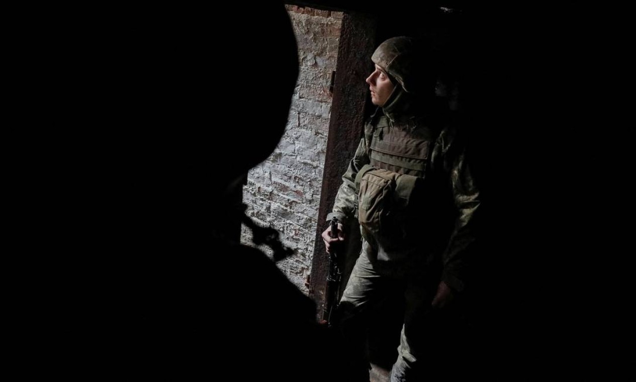 Militar ucraniano é visto em um abrigo durante um bombardeio na linha de frente perto da vila de Zaitseve, na região de Donetsk Foto: GLEB GARANICH / REUTERS