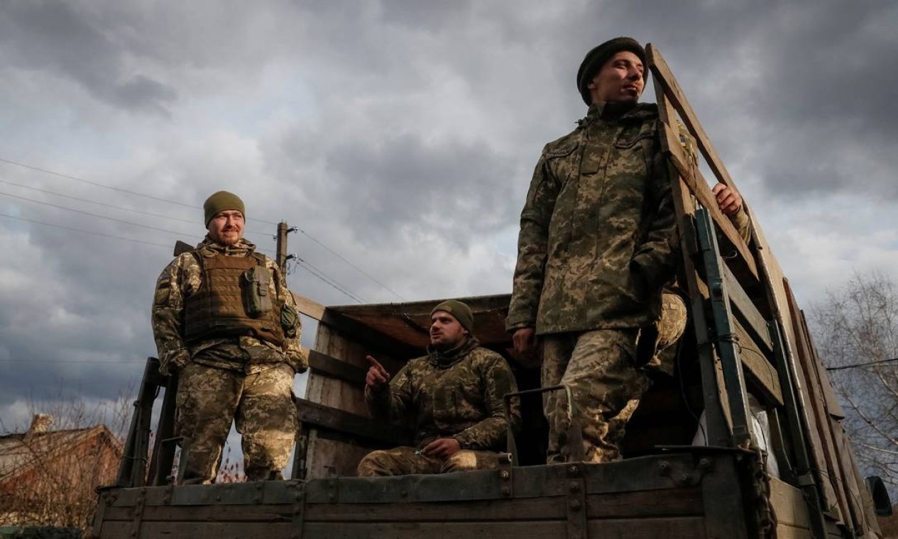 Militares ucranianos são vistos na linha de frente perto da vila de Zaitseve, na região de Donetsk Foto: GLEB GARANICH / REUTERS