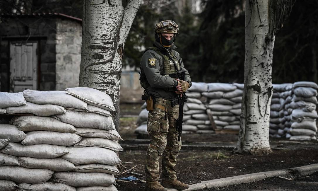 Tropas ucranianas patrulham a cidade de Novoluhanske Foto: ARIS MESSINIS / AFP