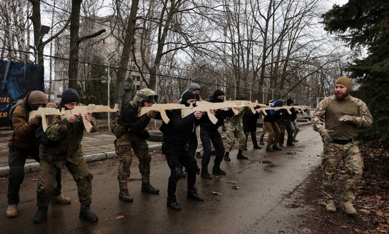 Moradores participam de exercício militar para civis em Kiev Foto: UMIT BEKTAS / REUTERS