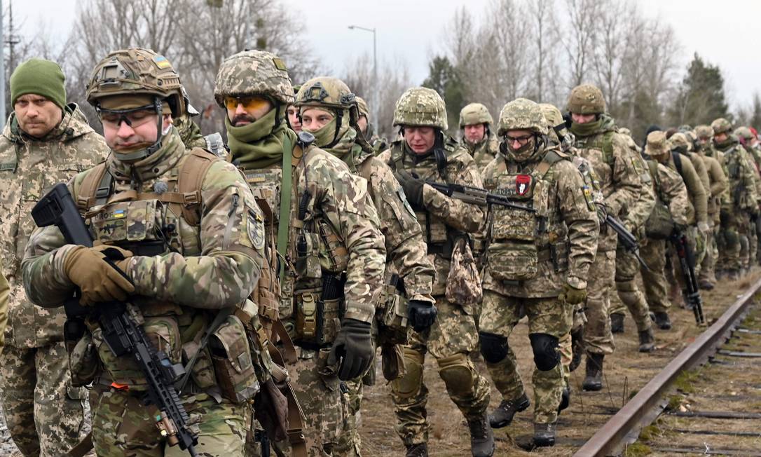 Forças de Defesa Territoriais da Ucrânia participam de um exercício militar fora de Kiev Foto: SERGEI SUPINSKY / AFP