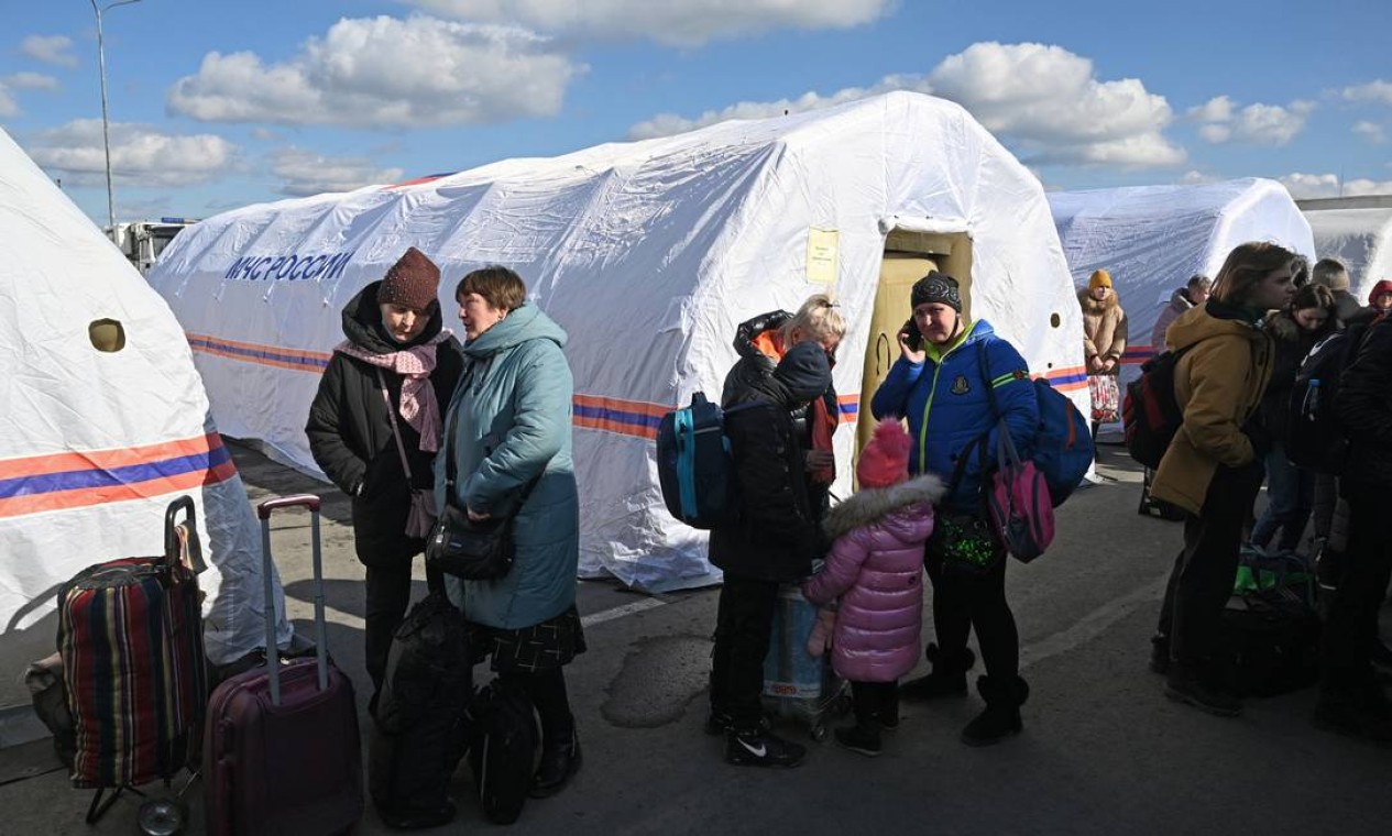 Pessoas evacuadas de regiões controladas por separatistas no leste da Ucrânia chegam a um acampamento na região de Rostov, na Rússia Foto: SERGEY PIVOVAROV / REUTERS