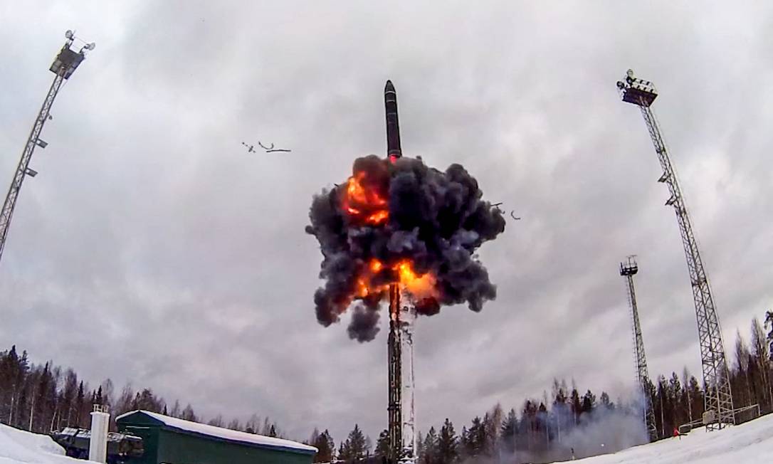 Um míssil balístico intercontinental russo Yars é lançado durante os exercícios Foto: HANDOUT / AFP