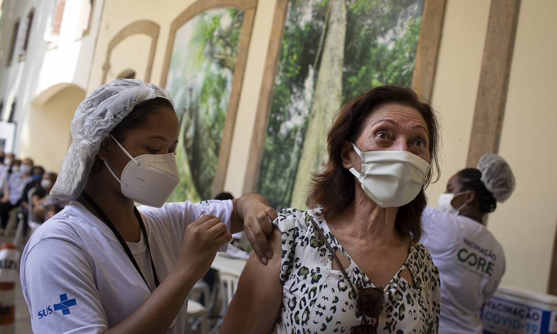 Mulher recebe terceira dose da vacina contra a Covid-19 no posto de Palácio do Catete, no Rio Foto: Márcia Foletto / Agência O Globo/15-10-2021