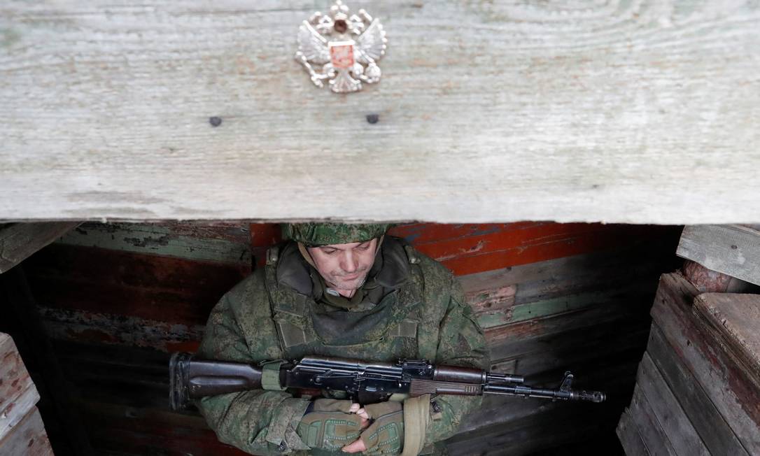Militar da autoproclamada República de Lugansk monta guarda em posições de combate perto da linha de separação das forças armadas ucranianas Foto: Alexander Ermochenko / Reuters