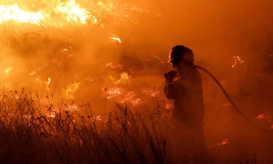 Bombeiro combate queimada na província de Corrientes, na Argentina Foto: STRINGER / REUTERS