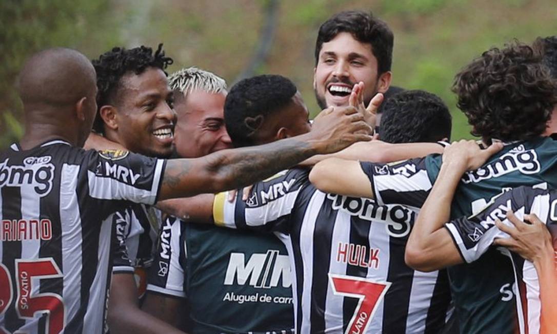 Nacho Fern&aacute;ndez comemora com a equipe o primeiro gol da partida Foto: ADRIANO MACHADO / REUTERS