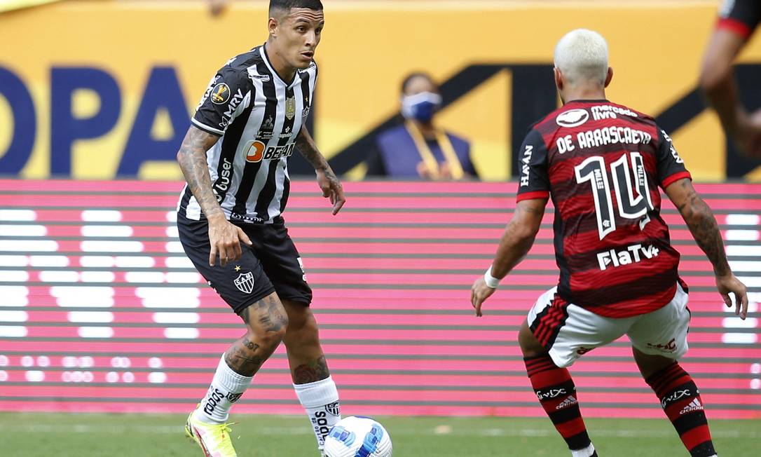 Guilherme Arana e Arrascaeta disputam a bola na final da Supercopa Foto: ADRIANO MACHADO / REUTERS