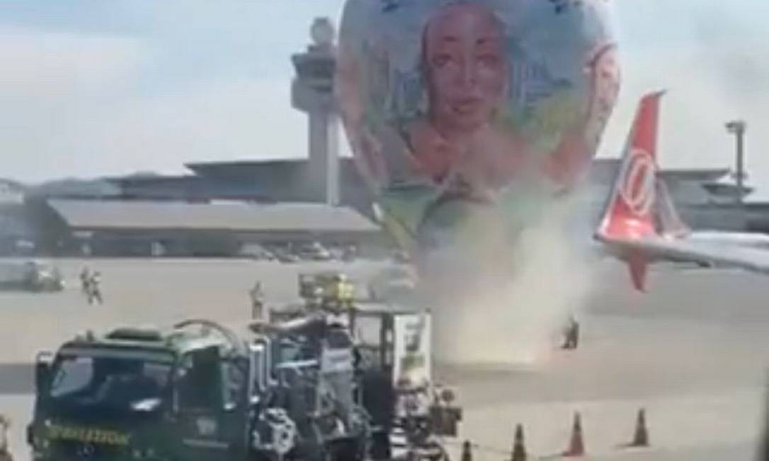 Imagens de um balão que caiu próximo a um avião da Gol no Aeroporto de Garulhos Foto: Reprodução