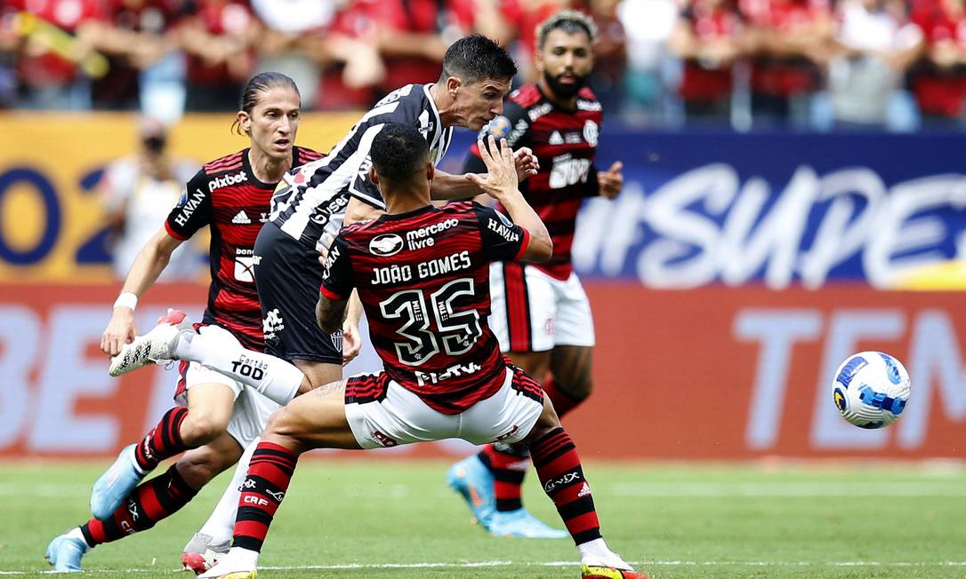 Depois de empate por 2 a 2 no tempo normal, Galo bateu o Fla nos p&ecirc;naltis e venceu a Supercopa do Brasil Foto: ADRIANO MACHADO / REUTERS