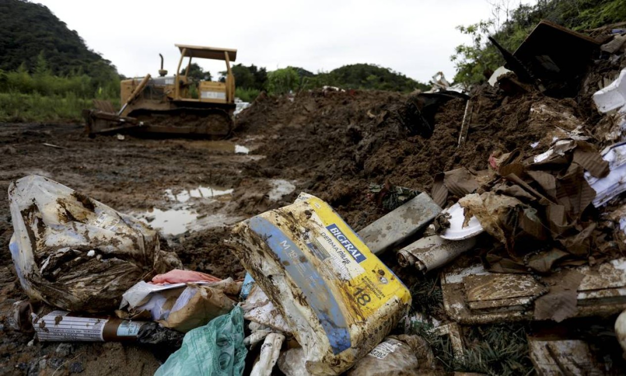 Destroços da trágédia são jogados em um terreno na Fazenda Inglesa Foto: Gabriel de Paiva / Agência O Globo