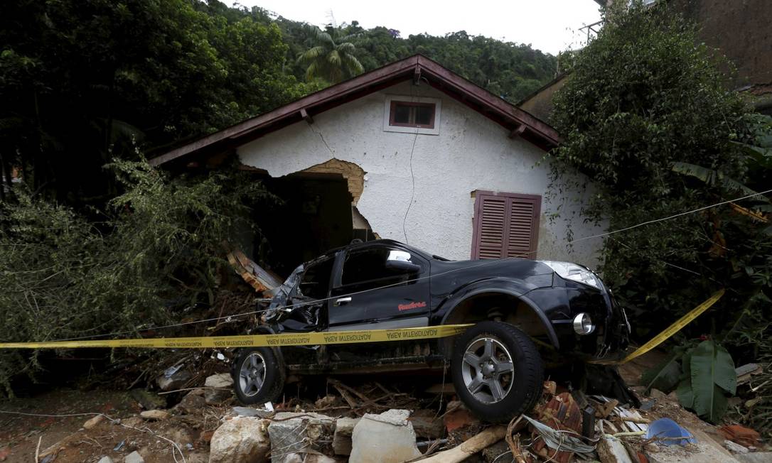 Estragos causados pelo temporal no bairro Castelânia Foto: Fabiano Rocha / Agência O Globo